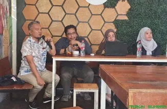 Kepala Perwakilan Ombudsman Sumatera Barat, Adel Wahidi, tengah memberikan paparan dalam acara Refleksi 13 Tahun Kinerja Pengawasan Pelayanan Publik di Padang, Jumat (10/10/2025). (Foto: Ist)