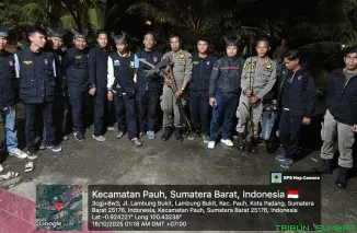 Petugas Satpol PP Padang bersama Tim Dubalang, TNI, dan Polri menunjukkan barang bukti senjata tajam hasil patroli gabungan di Kecamatan Pauh, Sabtu dini hari. (Foto: Ist)