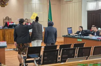 Anggota DPRD Siak, Sujarwo, memberikan keterangan di Pengadilan Negeri Pekanbaru dalam sidang kasus kericuhan PT Seraya Sumber Lestari (SSL), Kamis (16/10/2025). (Foto: Ist)