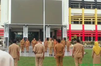 Sekretaris Daerah Provinsi Sumatera Barat, Arry Yuswandi, memimpin apel pagi ASN di halaman Kantor Gubernur Sumbar, Senin (13/10/2025). (Foto: Ist)