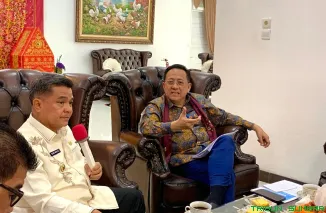 Senator asal Sumatera Barat, Irman Gusman, meninjau pelaksanaan Program Sawah Pokok Murah (SPM) di Kabupaten Agam, Kamis (23/10/2025). (Foto: Ist)