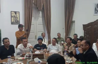 Bupati Tanah Datar, Eka Putra, SE, MM, bersama para tokoh eksponen Reformasi 98 dari berbagai perguruan tinggi di Sumatera Barat dalam silaturahmi hangat di Gedung Indo Jalito, Batusangkar. (Foto: ist)