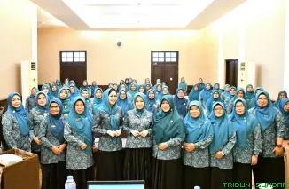 Ketua TP-PKK Kota Padang, Ny. Dian Puspita Fadly Amran, membuka kegiatan Bimbingan Teknis (Bimtek) Gerakan PKK di Hotel Padang, Kamis (9/10/2025). (Foto: Ist)