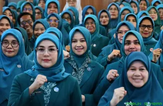 Ketua TP-PKK Kota Padang, Ny. Dian Puspita Fadly Amran, bersama kader PKK saat menerima penghargaan Juara I Dasawisma Berprestasi Tingkat Sumatera Barat 2025 di Gedung Bagindo Aziz Chan Youth Center Padang, Rabu (22/10/2025). (Foto: Ist)