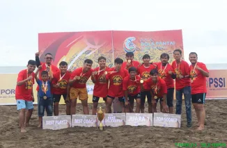 Suasana final Turnamen Bola Pantai Sumbar 2025 di Pantai Pasir Jambak, Padang. PKPS Pariaman tampil gemilang dan berhasil meraih juara setelah menaklukkan Catam 06 Pariaman dengan skor 5-2. (Foto: Ist)
