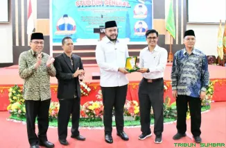 Wali Kota Padang Fadly Amran saat menyampaikan kuliah umum di Pascasarjana Universitas Muhammadiyah Sumatera Barat (UMSB), Sabtu (4/10/2025). (Foto: Ist)