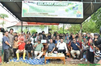Wali Kota Padang, Fadly Amran (tengah), bersama Ketua DPRD Muharlion dan masyarakat mengikuti Aksi Bersih Sungai Batang Maransi Aia Kalabu di kawasan Maransi Indah RW 12, Kelurahan Dadok Tunggul Hitam, Minggu (26/10/2025). (Foto: Ist)