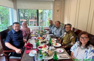 Wali Kota Padang Fadly Amran bersama Sekjen Kemenlu RI Denny Abdi dan Wakil Dubes RI untuk Jerman Fajar Wirawan Harijo dalam pertemuan kerja sama Sister City Padang--Hildesheim, Rabu (15/10/2025) di Jakarta. (Foto: Ist)