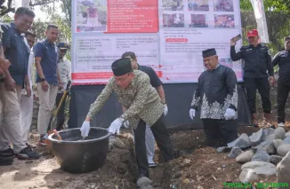 Wakil Wali Kota Padang, Maigus Nasir, meletakkan batu pertama pembangunan Rumah Layak Huni bagi Rumah Tangga Miskin (RTM) program TJSL PT Semen Padang di Kelurahan Bandar Buat, Kecamatan Lubuk Kilangan, Kamis (23/10/2025). (Foto: Ist)