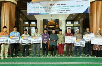 Wakil Wali Kota Padang, Maigus Nasir, menyerahkan secara simbolis dana operasional triwulan III tahun 2025 kepada Ketua RT/RW, guru TPQ dan MDT, imam masjid, serta kader Posyandu dan PAUD se-Kecamatan Padang Barat di Masjid Sahara, Kamis (23/10/2025). (Fo