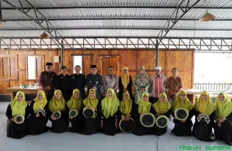 Wakil Wali Kota Padang, Maigus Nasir, memberikan dukungan langsung kepada Tim Qasidah Kota Padang yang akan berlaga di ajang tingkat nasional, Jumat (3/10/2025). (Foto: Ist)