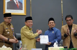 Wakil Wali Kota Padang, Maigus Nasir, menyampaikan Rancangan Anggaran Pendapatan dan Belanja Daerah (R-APBD) Tahun 2026 kepada DPRD Kota Padang dalam rapat paripurna yang dipimpin Ketua DPRD, Muharlion, di Gedung DPRD Padang, Senin (13/10/2025). (Foto: Is