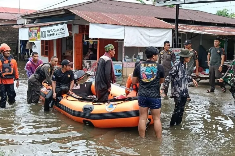 Kondisi banjir di salah satu kawasan terdampak di Kota Padang pada Selasa. (Foto: Ist)