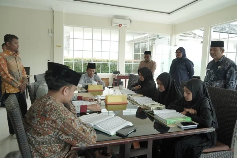 Kabag Kesra Solok Selatan, Mahadolog Ritonga, memimpin pemusatan pelatihan kafilah MTQ menjelang keberangkatan ke MTQ Nasional XLI Tingkat Sumbar. (Foto: Ist)