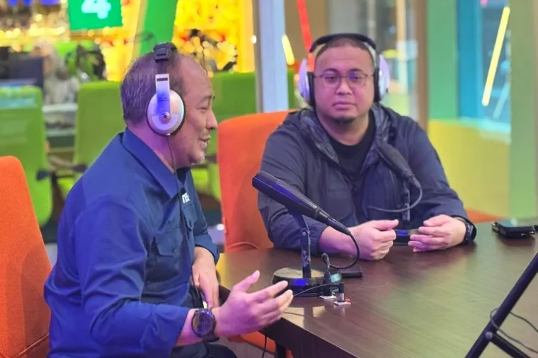 Andre Rosiade bersama jajaran RRI Padang memberikan penjelasan terkait percepatan bantuan Presiden Prabowo. (Foto: Ist)