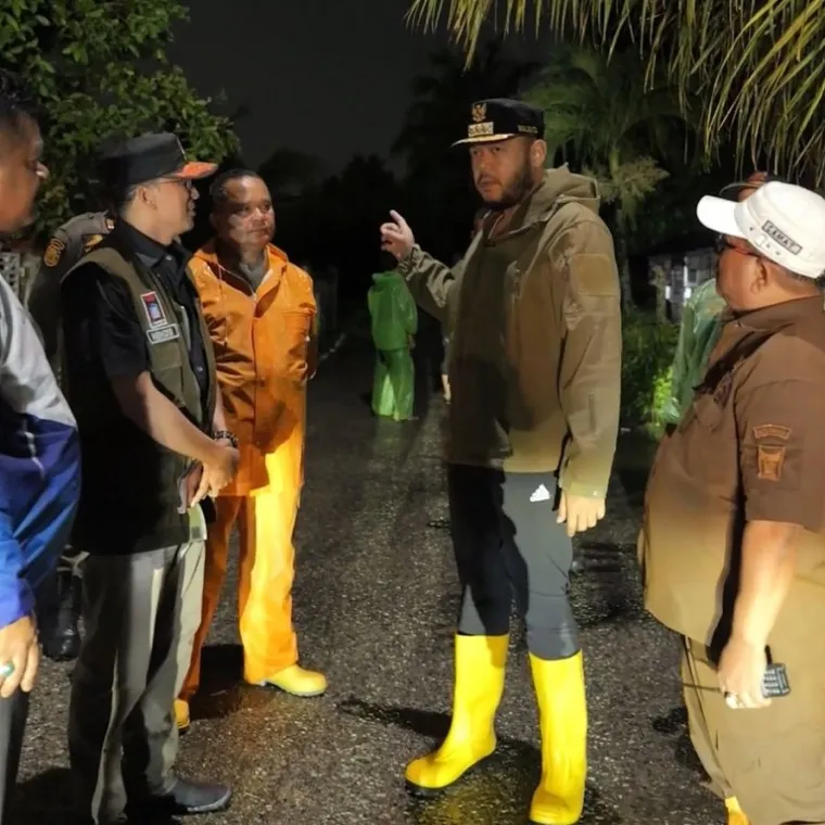 Wali Kota Padang, Fadly Amran meninjau langsung lokasi banjir di Kecamatan Nanggalo pada Selasa dini hari. (Foto: Ist)