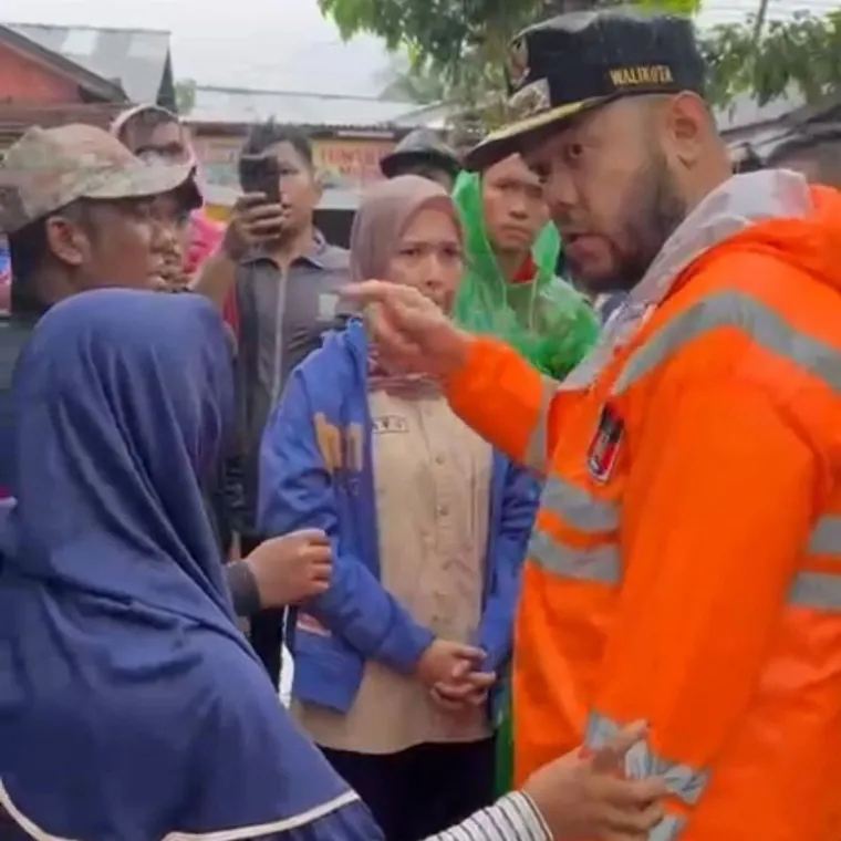 Fadly Amran meninjau lokasi banjir bandang di Lubuk Minturun dan memastikan dapur SPPG menyalurkan makanan bagi pengungsi. (Foto: Ist)