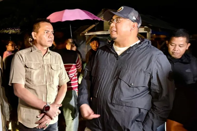 Andre Rosiade bersama Bendahara Umum DPP Gerindra Thomas Djiwandono saat menyerahkan bantuan Rp500 juta untuk korban bencana alam di Sumatra Barat. (Foto: Ist)