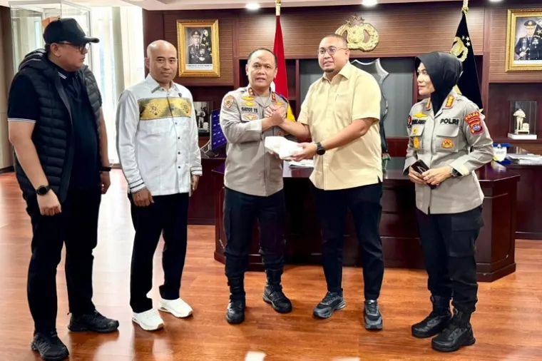 Andre Rosiade dan Kapolda Sumbar Irjen Gatot Tri Suryanta saat penyerahan bantuan di Mapolda Sumbar. (Foto: Ist)