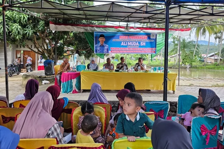 Anggota DPRD Sumbar Ali Muda berdialog dengan warga Rambahan Baru, Tanjung Betung Utara. (Foto: Ist)