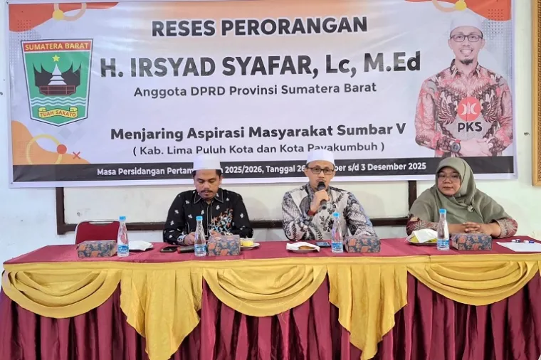 Anggota DPRD Sumbar, H. Irsyad Syafar, berdialog dengan pihak sekolah dan masyarakat saat reses di SMAN 1 Akabiluru. (Foto: Ist)