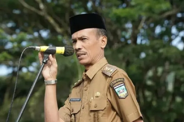 Wakil Bupati Solok Selatan, H. Yulian Efi, saat memimpin apel gabungan ASN di Aula Sarantau Sasurambi, Senin (24/11/2025). (Foto: Ist)
