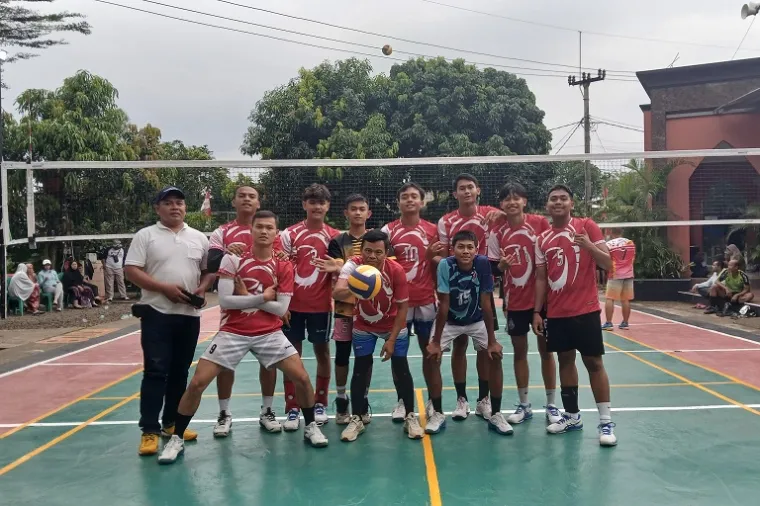 Tim Asgar Muda bersama Coach Heru berpose dengan trofi juara usai menjuarai Turnamen Volly Ball Sumpah Pemuda 2025 di Lapangan ARVOB Tajur Halang, Bogor. (Foto: Ist)