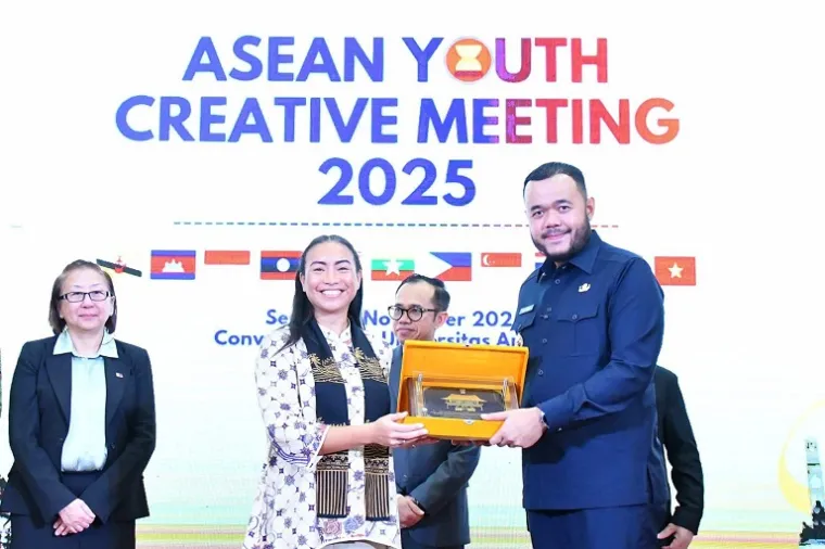 Wali Kota Padang Fadly Amran membuka ASEAN Youth Creative Meeting (AYCM) 2025 di Convention Hall Unand. (Foto: Ist)