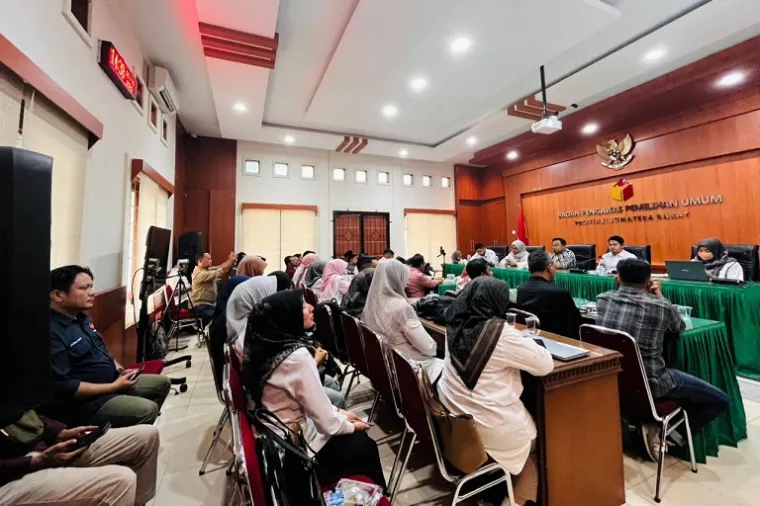 Bawaslu Sumbar, Muhamad Khadafi, bersama Kabag Pengawasan Fadhlul Hanif, saat memimpin Rapat Dalam Kantor di Ruang Sidang Bawaslu Sumbar, Rabu (5/11/2025). (Foto: Ist)