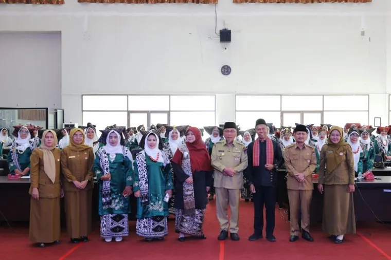 Wakil Wali Kota Padang, Maigus Nasir, membuka secara resmi kegiatan sosialisasi &quot;Peran Bundo Kanduang dalam Mewariskan Nilai-Nilai Adat, Budaya, dan Agama bagi Generasi Muda untuk Mendukung Smart Surau&quot; di Gedung Bagindo Aziz Chan, Balai Kota Aia Pacah, S