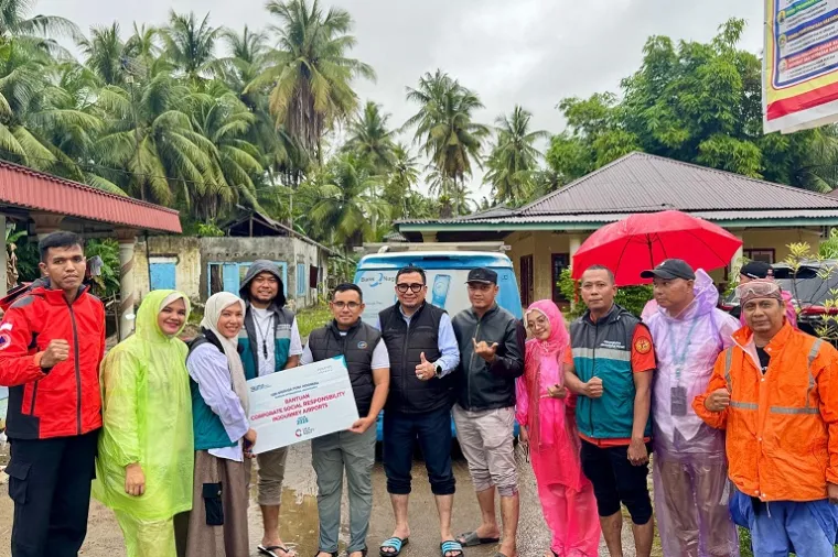 Tim CSR Bandara Internasional Minangkabau menyerahkan bantuan logistik kepada warga terdampak banjir di Nagari Kampuang Galapuang Ulakan. (Foto: Ist)