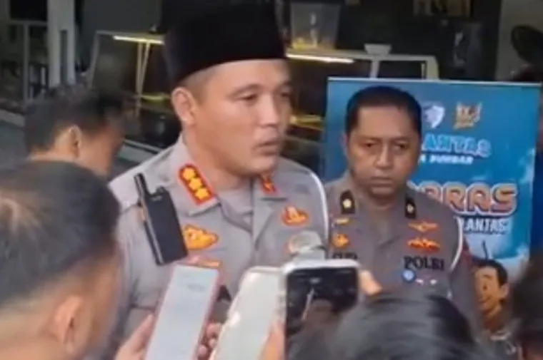 Petugas memeriksa titik longsor di jalur utama Sumbar saat Dirlantas Polda Sumbar mengeluarkan imbauan penundaan perjalanan. (Foto: Ist)