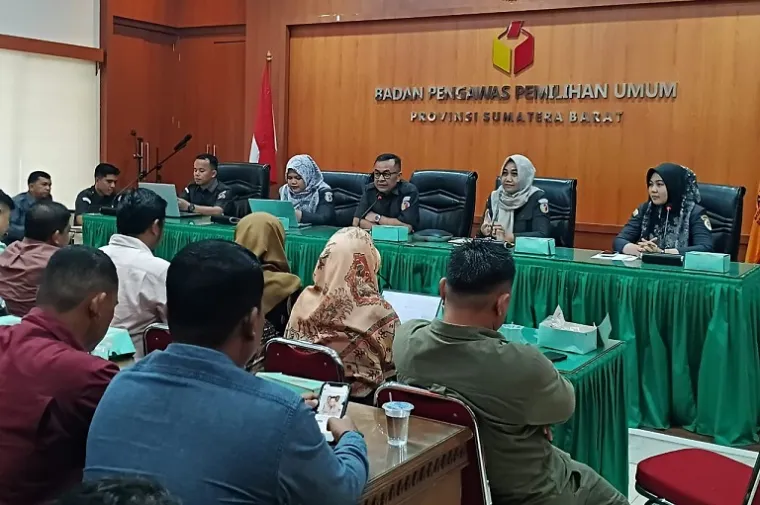 Koordinator Divisi Hukum dan Penyelesaian Sengketa Bawaslu Sumbar, Benny Aziz, memberikan arahan penguatan Divisi Hukum kepada Bawaslu kabupaten/kota dalam rapat pembekalan di Padang. (Foto: Ist)