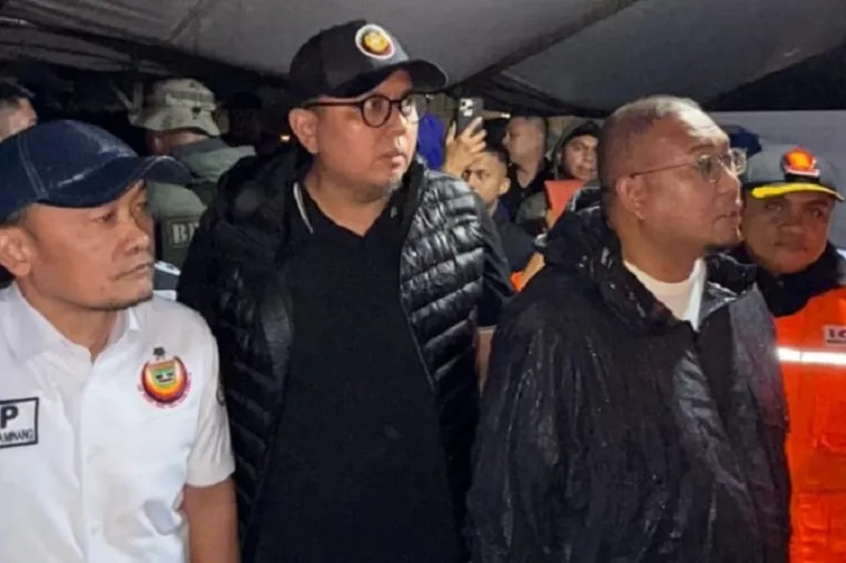 Sekjen DPP IKM Braditi Moulevey Rajo Mudo mendampingi Ketua Umum DPP IKM Andre Rosiade saat menyerahkan bantuan untuk korban banjir bandang di Kota Padang. (Foto: Ist)