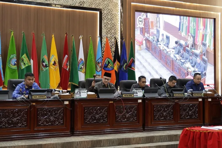 Ketua DPRD Sumbar Muhidi memimpin rapat paripurna penetapan Propemperda 2026 dan dua perda strategis di Gedung DPRD Sumbar. (Foto: Ist)