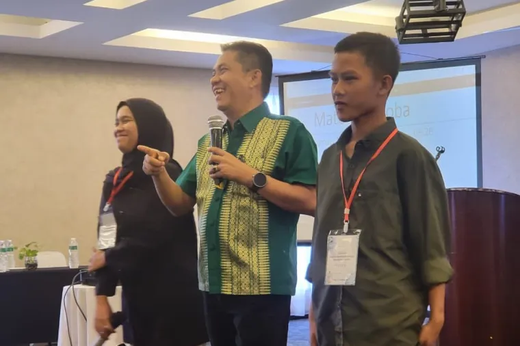 Wakil Ketua DPRD Sumbar, Evi Yandri Rajo Budiman, memberikan materi pada Bimtek P4GN di Hotel Axana Padang bersama mantan pecandu yang telah pulih melalui rehabilitasi YPJI. (Foto: Ist)