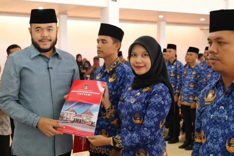 Wali Kota Padang Fadly Amran menyerahkan SK pengangkatan ASN dan PPPK paruh waktu di Palanta Rumah Dinas Wali Kota Padang, Kamis (13/11/2025). (Foto: Ist)