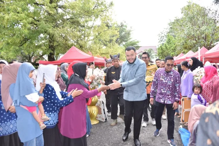 Wali Kota Padang Fadly Amran membuka secara resmi Gebyar Kreativitas Rimbo Kaluang di Halaman Kantor Lurah Rimbo Kaluang, Kecamatan Padang Barat, Kamis (13/11/2025). (Foto: Ist)