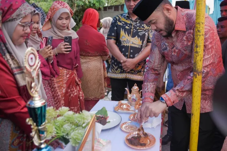Wali Kota Padang Fadly Amran menghadiri Festival Marandang 2025 di Kelurahan Tanjung Saba Pitameh Nan XX, Lubuk Begalung. (Foto: Ist)