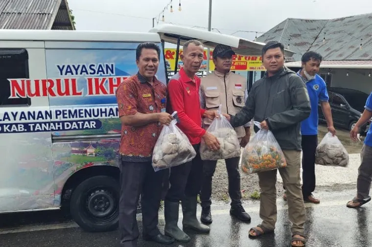 GAPEMBI Sumatera Barat bersama 46 dapur SPPG menyalurkan 60.000 porsi makanan bergizi kepada 27.433 warga terdampak banjir di sembilan kecamatan Kota Padang. (Foto: Ist)