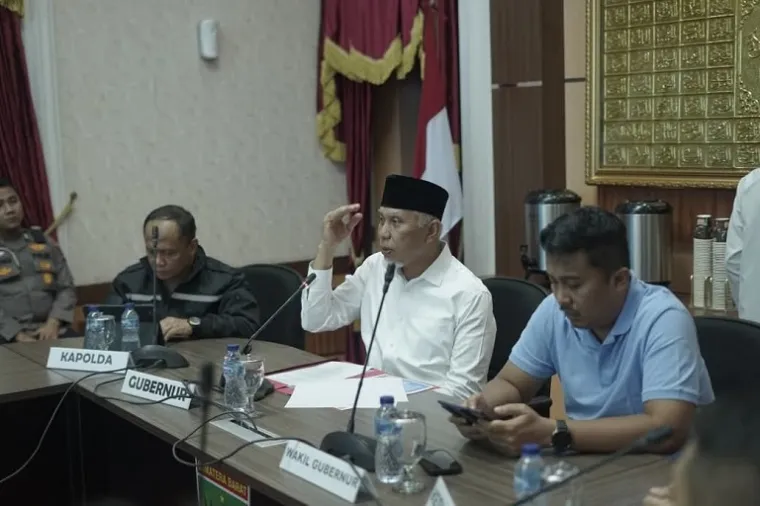 Gubernur Mahyeldi dan Wagub Vasko Ruseimy memimpin FGD bersama Forkopimda di Istana Gubernur untuk mempercepat penanganan dampak bencana di Sumatera Barat. (Foto: Ist)