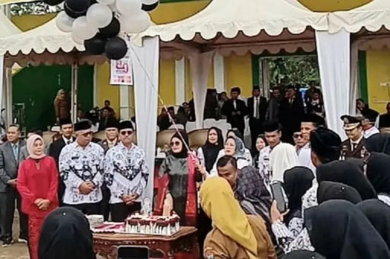 Ribuan guru memenuhi GOR Rimbo Tangah, Sangir, dalam peringatan Hari Guru Nasional 2025. (Foto: Ist)