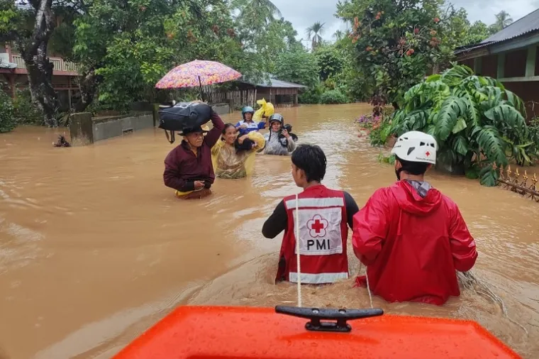 Relawan PMI mengevakuasi warga yang terjebak banjir menggunakan perahu di Kecamatan Lubuk Sikarah, Kota Solok. (Foto: Ist)