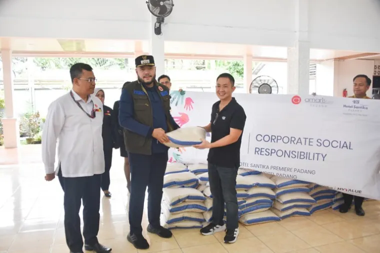 Wali Kota Padang Fadly Amran menerima bantuan 2 ton beras dari Santika--Amaris Hotel dan donasi Rp100 juta dari Honda Gajah Tunggal di Posko Utama Tanggap Darurat Palanta. (Foto: Ist)