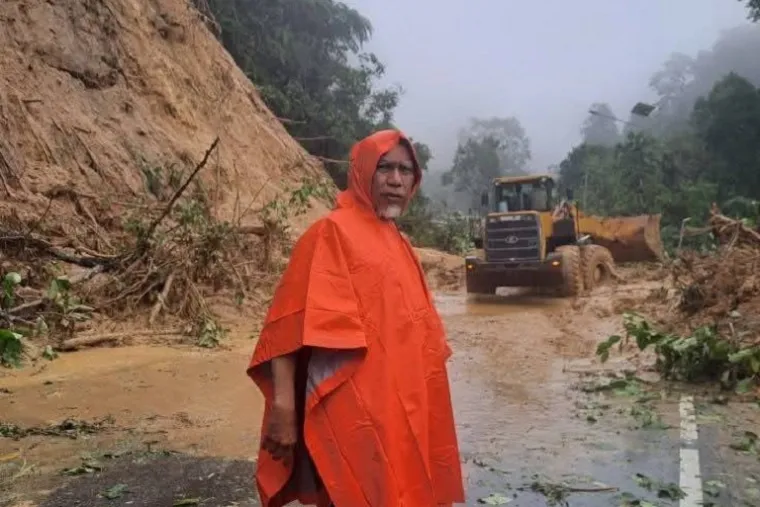 Gubernur Sumatera Barat Mahyeldi meninjau kondisi jalan nasional di Silaing dan Lembah Anai yang lumpuh akibat galodo, longsor, dan pohon tumbang. (Foto: Ist)