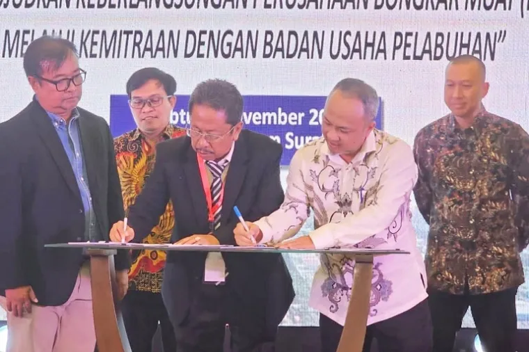 Ketua DPW APBMI Sumbar M Tauhid menandatangani nota kesepahaman dengan GM Pelindo Regional 2 Teluk Bayur, disaksikan Wamenhub dan pejabat Kemenhub di Surabaya, Sabtu (1/11/2025). (Foto: Ist)