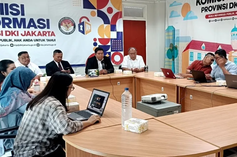 Ketua KI DKI Jakarta Harry Ara Hutabarat saat membuka kegiatan E-Monev 2025 di Gedung Graha Mental, Tanah Abang, Jakarta Pusat, Selasa (4/11/2025). (Foto: Ist)