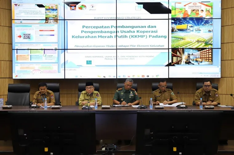 Wakil Wali Kota Padang Maigus Nasir memimpin rapat koordinasi pembentukan Koperasi Kelurahan Merah Putih Kota Padang di Ruang Abu Bakar Ja'ar, Balai Kota Aia Pacah, Senin (3/11/2025). (Foto: Ist)