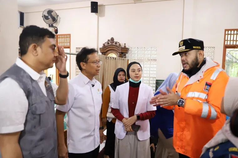 Menkes Budi Sadikin Tinjau Posko Banjir Lubuk Minturun Didampingi Wako Padang. (Foto: Ist)