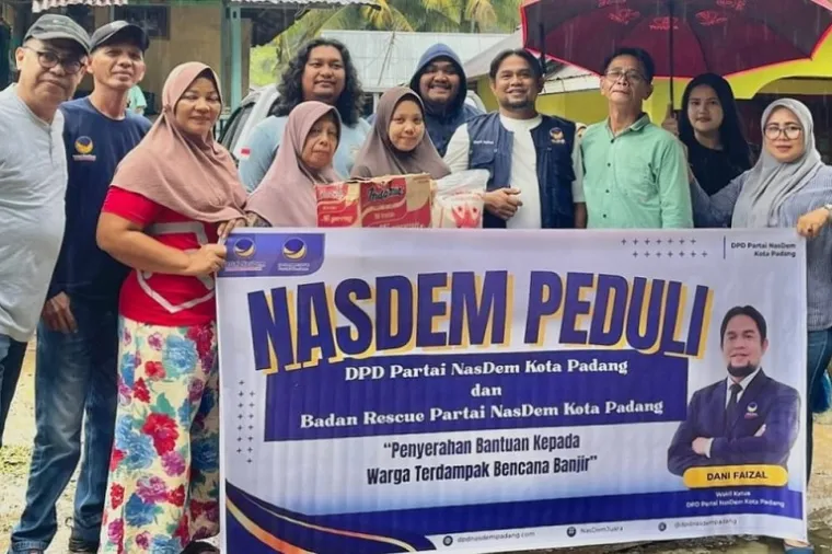 Wakil Ketua Partai NasDem Kota Padang, Dani Faizal, menyerahkan bantuan sembako kepada warga Batu Busuak, Kecamatan Pauh. (Foto: Ist)